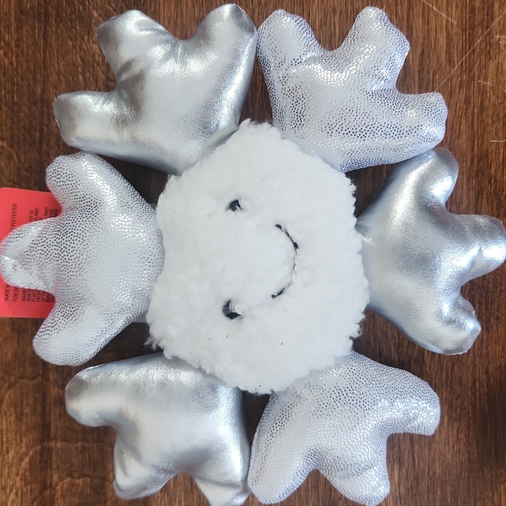 NWT Silver and White Snowflake Dog Toy For Light Chewers